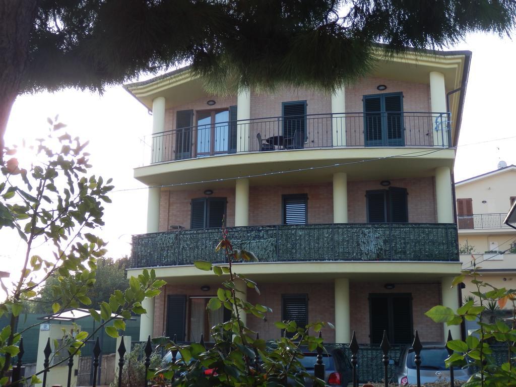 Casavacanze Azzurro Mare Porto Sant'Elpidio Bagian luar foto